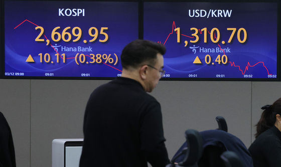 Screens in Hana Bank's trading room in central Seoul shows the stock market price as it opens on Tuesday. [YONHAP]