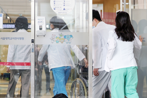 Professors of the emergency steering committee of professorial board of Seoul National University’s medical college attend an emergency general assembly at Seoul National University Hospital on Monday. [NEWS1] 