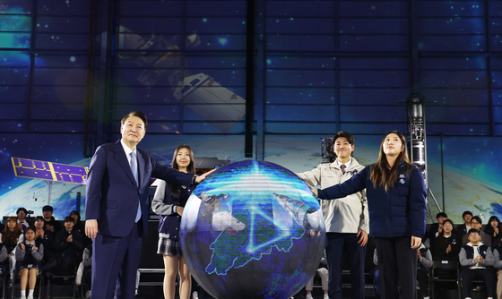 President Yoon Suk Yeol, left, takes part in a ceremony launching a space industry cluster comprised of Daejeon, South Gyeongsang and South Jeolla at the Korea Aerospace Industries headquarters in Sacheon, South Gyeongsang, on Wednesday. [JOINT PRESS CORPS]