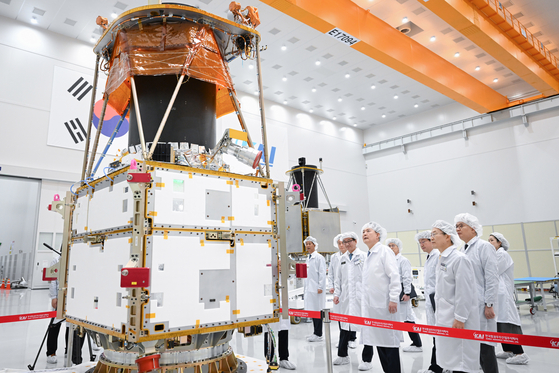 President Yoon Suk Yeol tours next-generation satellite facilities at the Korea Aerospace Industries headquarters in Sacheon, South Gyeongsang, on Wednesday. [JOINT PRESS CORPS] 