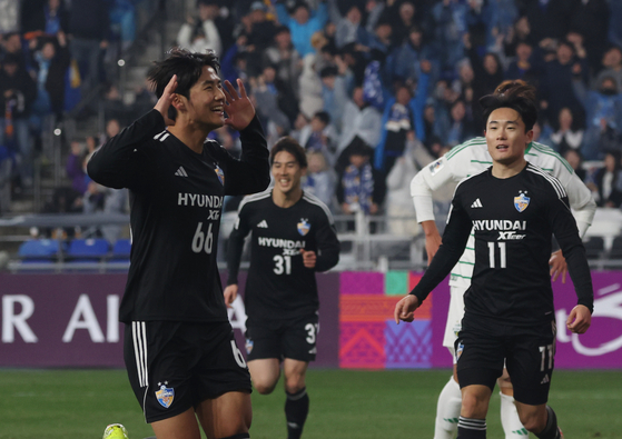 Ulsan HD's Seol Young-woo, left, celebrates scoring during a 2023-24 AFC Champions League quarterfinal against Jeonbuk Hyundai Motors at Ulsan Munsu Football Stadium in Ulsan on Tuesday. [YONHAP] 