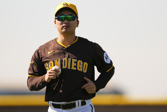 San Diego Padres relief pitcher Go Woo-suk jogs during spring training baseball workouts in Peoria, Arizona on Feb. 18.  [AP/YONHAP]