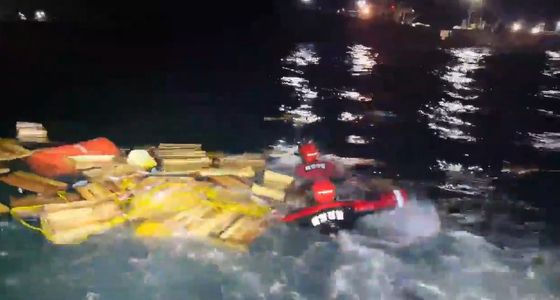 Search and rescue teams from the Korea Coast Guard on Thursday look for survivors from a fishing boat that sunk 8.5 kilometers (5.28 miles) off the coast of Yokji-do, an island in Tongyeong, South Gyeongsang. [YONHAP]