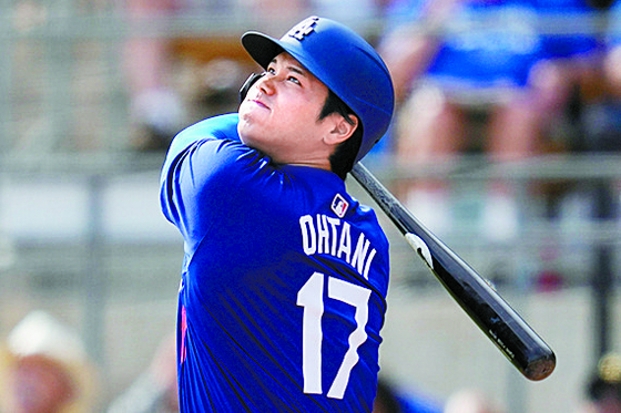 Los Angeles Dodgers designated hitter Shohei Ohtani hits a home run during the fifth inning of a spring training game against the Chicago White Sox in Phoenix, Arizona on Feb. 27.  [AP/YONHAP]