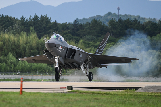A fighter jet is seen taking off from the Korea Aerospace Industries (KAI) runway in Sacheon, South Gyeongsang. [KOREA AEROSPACE INDUSTRIES]