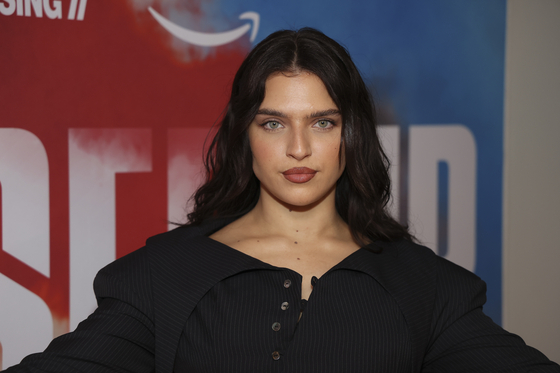 English singer and songwriter Mae Muller poses for pictures upon arrival at the premiere for the film ″Gassed Up″ on Feb. 7 in London. [AP/YONHAP] 