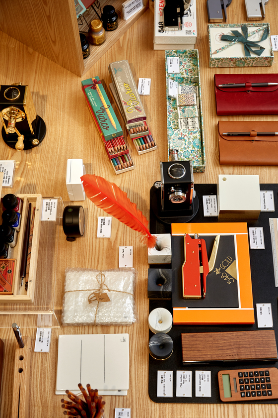 Monami Store conducts DIY programs related to ink and pens. [JOONGANG PHOTO]