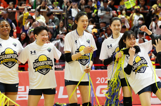 Suwon Hyundai Engineering & Construction Hillstate's Yang Hyo-jin, center celebrates winning the 2023-24 V League after a 3-1 victory over the Gwangju Pepper Savings Bank AI Peppers at Pepper Stadium in Gwangju on Saturday. [YONHAP] 