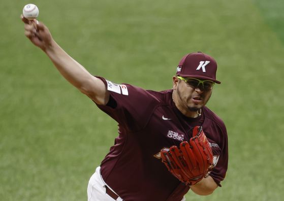 Kiwoom Heroes starter Ariel Jurado pitches during a game against the Los Angeles Dodgers at Gocheok Sky Dome in western Seoul on Sunday.  [NEWS1]