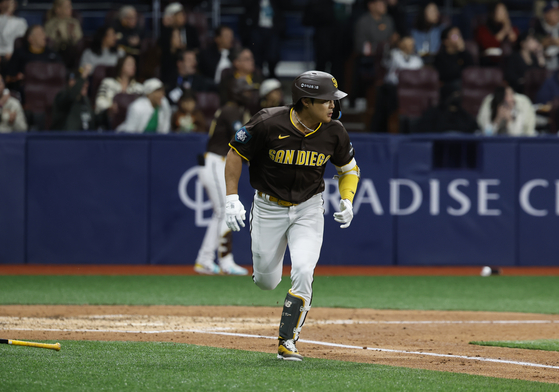 Kim Ha-seong of the San Diego Padres runs to first base after hitting a single at the bottom of the third inning of an exhibition game against Team Korea at Gocheok Sky Dome in western Seoul on Sunday.  [YONHAP]