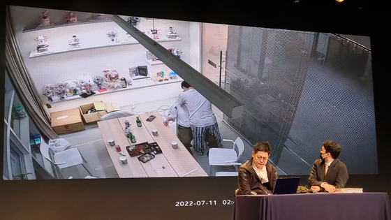 Spire Entertainment CEO Hwang Seong-woo, left, reveals a video of Omega X member Lee Hwi-chan groping the agency's former CEO and Hwang's wife Kang Seong-hee during a press conference on Tuesday held in southern Seoul. [YOON SO-YEON] 