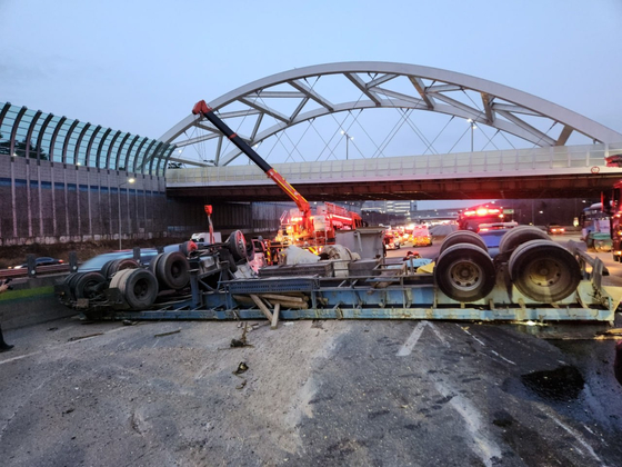 Two trucks collided on the Gyeongbu Expressway in Seongnam, Gyeonggi, on Tuesday morning. [YONHAP] 