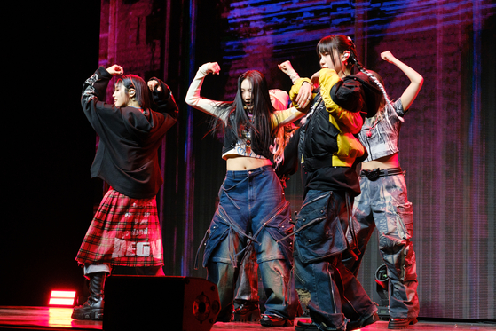 Girl group Young Posse performs ″XXL,″ title track from its second EP, during a press showcase held Wednesday at the Shinhan Card Sol Pay Square in Mapo District, western Seoul [CHO YONG-JUN]