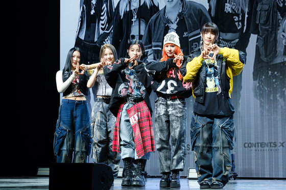 Girl group Young Posse poses for the camera during a press showcase held Wednesday at the Shinhan Card Sol Pay Square in Mapo District, western Seoul, ahead of the release of its second EP, ″XXL.″ [CHO YONG-JUN]