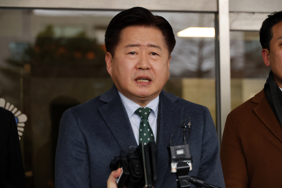 Jeju Gov. Oh Young-hoon responds to reporters' questions as he leaves the Jeju District Court on Jan. 22, after he was handed a fine of 900,000 won for violating election laws. [YONHAP]