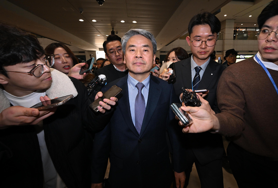 Ambassador to Australia Lee Jong-sup arrives at Incheon International Airport on Thursday. [NEWS1]