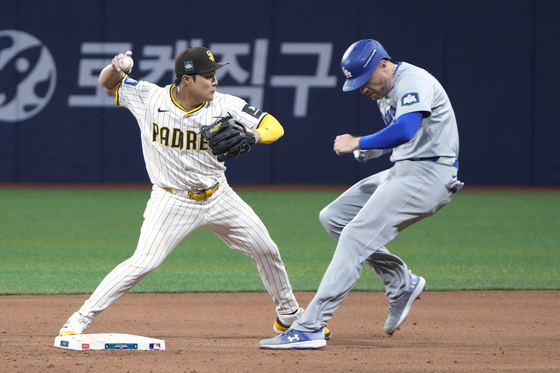 Los Angeles Dodgers' wesFtinto a fielder's choice as San Diego Padres shortstop Kim Ha-seong tries to throw out Smith at first during the fifth inning of an opening day game at Gocheok Sky Dome in western Seoul on Wednesday.  [AP/YONHAP]