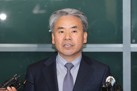 Ambassador to Australia Lee Jong-sup speaks to the press as he arrives at Incheon International Airport on Thursday. [JOINT PRESS CORPS] 