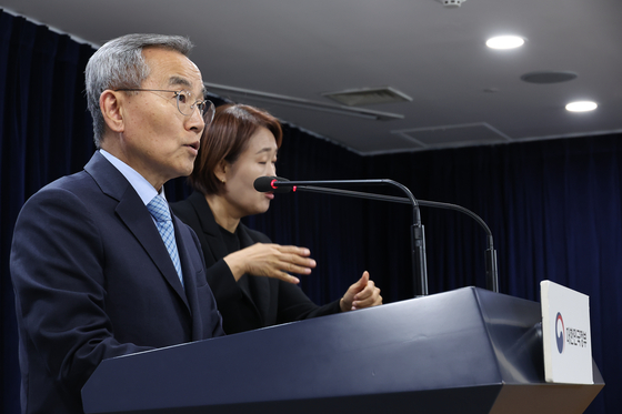 Kim Woo-seung, vice chairman of the Glocal University 30 project committee, announces the universities that won last year's Glocal University 30 funding in November last year. The Ministry of Education announced Monday that 109 universities applied for this year's funding project. [YONHAP]