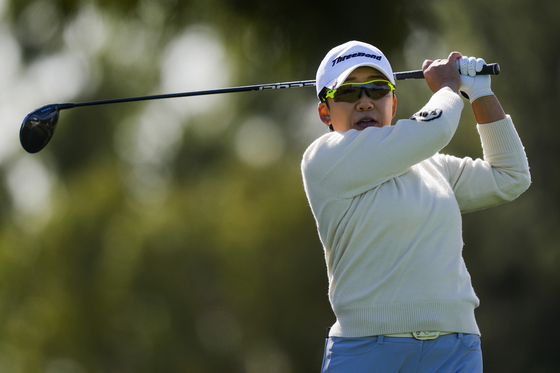 Shin Ji-yai hits from the fourth tee during the final round of the Fir Hills Seri Pak Championship in Palos Verdes Estates, California on Sunday. [AP/YONHAP]