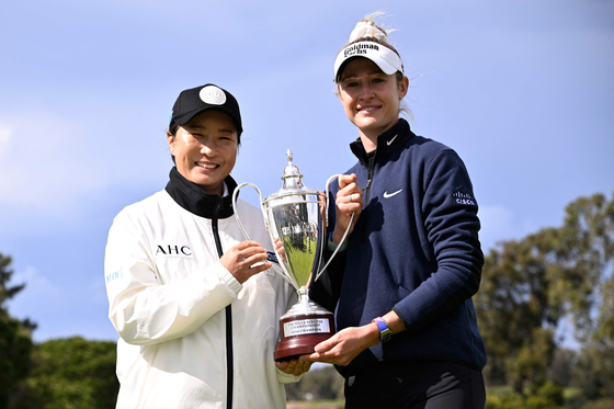 Nelly Korda, right, poses with LPGA Hall of Famer Pak Se-ri after winning the Fir Hills Seri Pak Championship at Palos Verdes Golf Club in Palos Verdes Estates, California on Sunday. [AFP/YONHAP]
