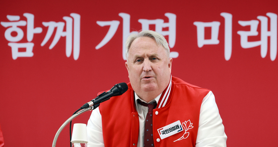 Ihn Yo-han, campaign director of the People's Future Party, speaks during a meeting at the party's headquarters in Yeouido, western Seoul, on Tuesday. [YONHAP]