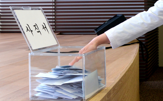 Dozens of medical professors' resignations are submitted into a transparent container at Korea University Anam Hospital in central Seoul on Monday. [NEWS1]
