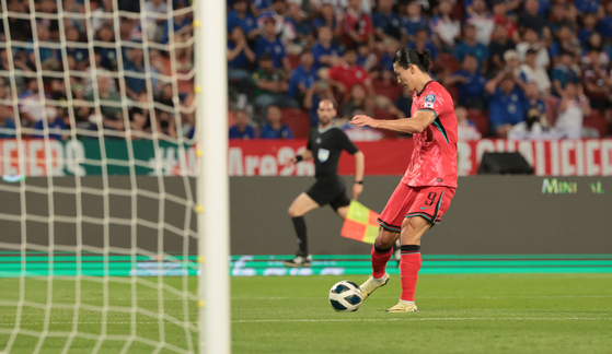 Korea's Cho Gue-sung in action during a World Cup qualifier against Thailand at Rajamangala Stadium in Bangkok on Tuesday.  [YONHAP]