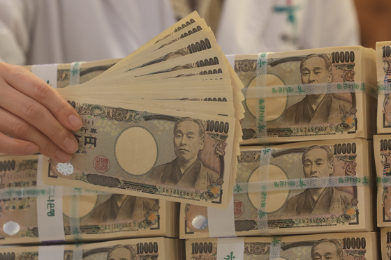 An employee holds yen bills at Hana Bank's Counterfeit Notes Response Center in Jung District, central Seoul on Wednesday. [YONHAP]