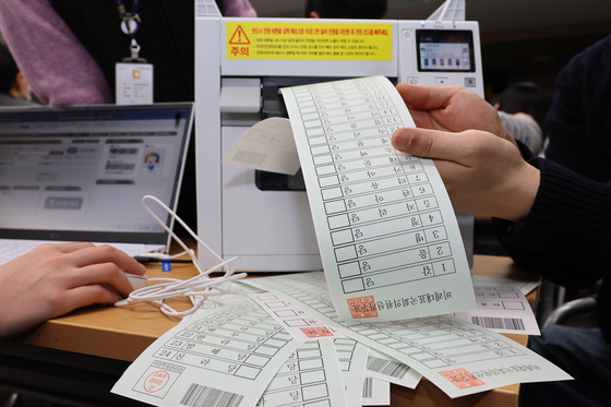 Election officials practice using the early voting equipment for the April 10 general election in Incheon on Feb. 19. [YONHAP]