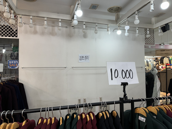 A notice saying "lease inquiry" in a vacant store area in Good Morning City on Thursday [KIM JI-YE]