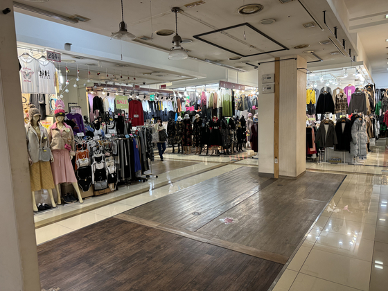 A vacant store area on the first floor of the shopping complex Good Morning City in Dongdaemun District, central Seoul, on Thursday [KIM JI-YE]