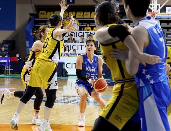 Asan Woori Bank Woori Won's Kim Dan-bi, center, prepares to shoot during a 2023-24 WKBL Championship game against Cheongju KB Stars at Asan Yi Sun-sin Gymnasium in Asan, South Chungcheong on Saturday. [NEWS1] 