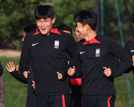 Korea's Kim Min-jae, left, and Son Heung-min train at the Al-Egla training ground in Doha, Qatar on Feb. 4. [YONHAP]