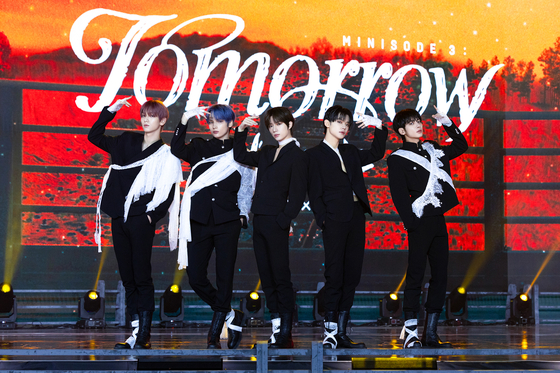 Members of boy band Tomorrow X Together pose for photos during a showcase held on Monday at the Hwajeong Gymnasium in Korea University, central Seoul, for the release of the band's sixth EP "minisode 3: Tomorrow." [BIGHIT MUSIC]