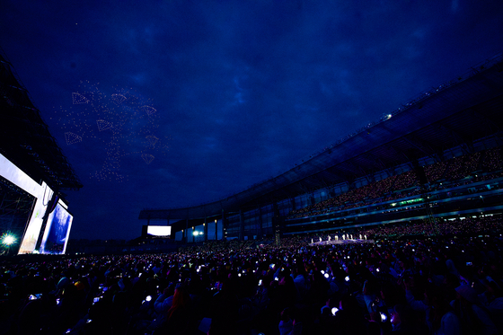 Drones in the shape of diamonds hover over fans at Seventeen's ″Follow Again″ concerts in Incheon [PLEDIS ENTERTAINMENT]
