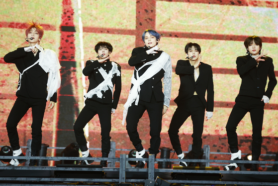 Boy band Tomorrow X Together performs its new track "Deja Vu" during a showcase held on Monday at the Hwajeong Gymnasium in Korea University, central Seoul, for the release of the band's sixth EP "minisode 3: Tomorrow." [YONHAP]