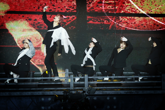 Boy band Tomorrow X Together performs its new track "Deja Vu" during a showcase held on Monday at the Hwajeong Gymnasium in Korea University, central Seoul, for the release of the band's sixth EP "minisode 3: Tomorrow." [YONHAP]