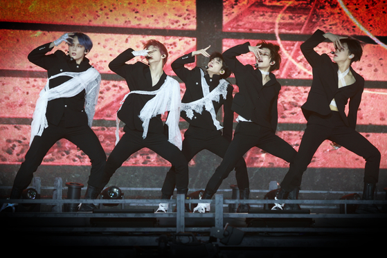 Boy band Tomorrow X Together performs its new track "Deja Vu" during a showcase held on Monday at the Hwajeong Gymnasium in Korea University, central Seoul, for the release of the band's sixth EP "minisode 3: Tomorrow." [YONHAP]