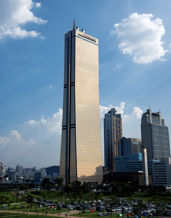The Hanwha Life Insurance headquarters in Yeongdeungpo District, western Seoul. [HANWHA LIFE INSURANCE]