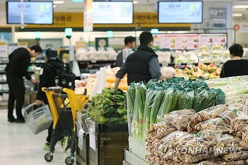 People shop at a major discount chain store in Seoul on March 29, 2024. [YONHAP]