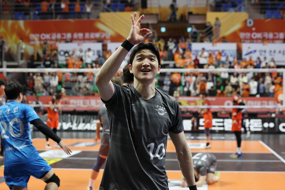 The Incheon Korean Air Jumbos' Jung Ji-seok celebrates during a 2023-24 V League Championship game against Ansan OK Financial Group Okman at Sangnoksu Gymnasium in Ansan, Gyeonggi on Tuesday. [YONHAP] 