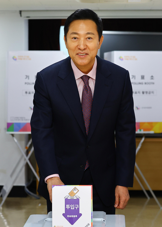 Seoul Mayor Oh Se-hoon votes at a polling station in central Seoul on Friday. [YONHAP] 