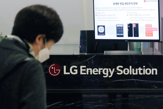An employee at LG Energy Solution headquarters in Yeongdeunpo District, western Seoul [NEWS1]