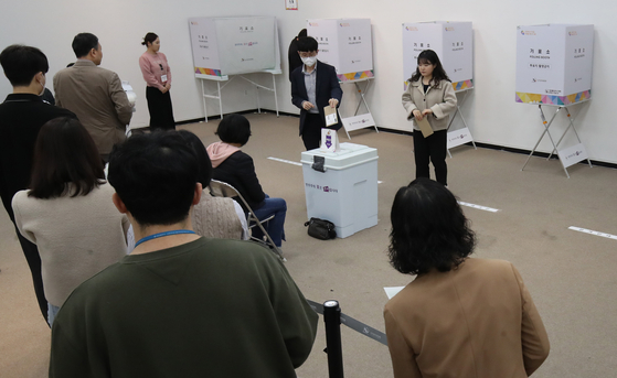 Eligible voters line up to participate in early voting for the April 10 general election on Friday at a polling station inside Daejeon City Hall in Daejeon. The 2024 general election will determine the members of Korea's 22nd National Assembly. [NEWS1]