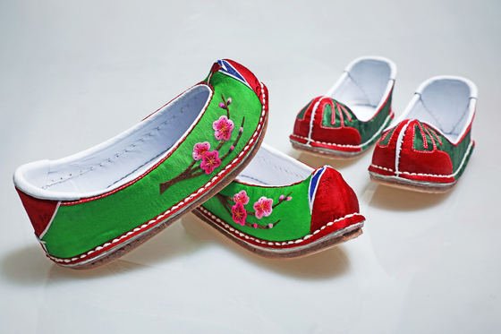 Reproductions of kkotsin for little babies usually worn to celebrate their 100th day since birth or their first birthday. [PARK SANG-MOON]