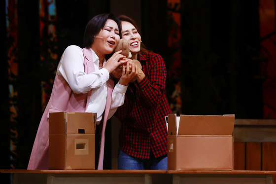 Actors Shin Young-sook, left, and Cha Jung-won play Gander residents who prepare a warm welcome for the stranded people on the plane. [YONHAP]