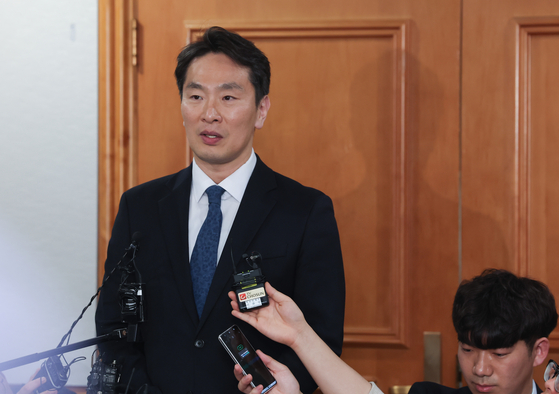 Financial Supervisory Service Gov. Lee Bok-hyun speaks in a conference in central Seoul on April 5, 2024. [NEWS1]