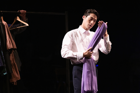 A scene from the play "The Nature of Forgetting" at Daehakro Artone Theater Hall 2 in Jongno District, central Seoul [THE BEST PLAY]