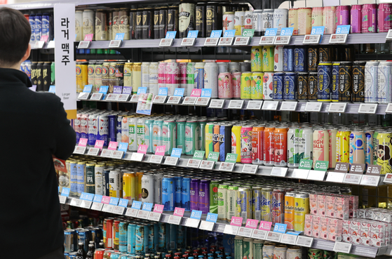 Beer is displayed at a discount mart in Seoul on Monday. The shipment value of Korean-made alcoholic beverages reached a record of 9.97 trillion won ($7.36 billion) in 2022.[YONHAP]